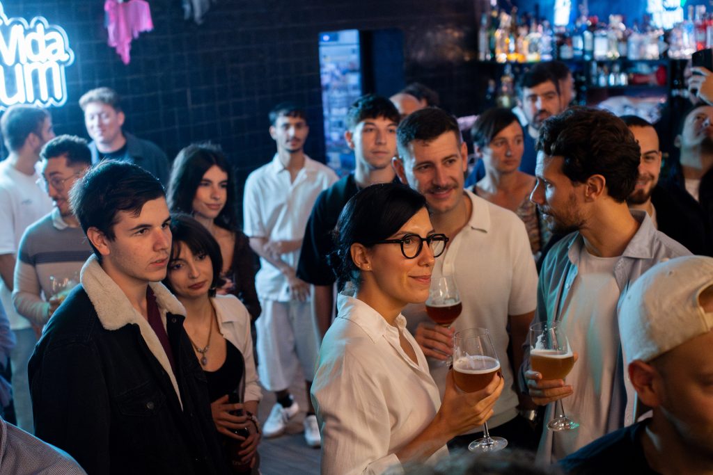 Asistentes al Terraceo de Málaga Tech, con una cerveza en la mano, escuchan una intervención