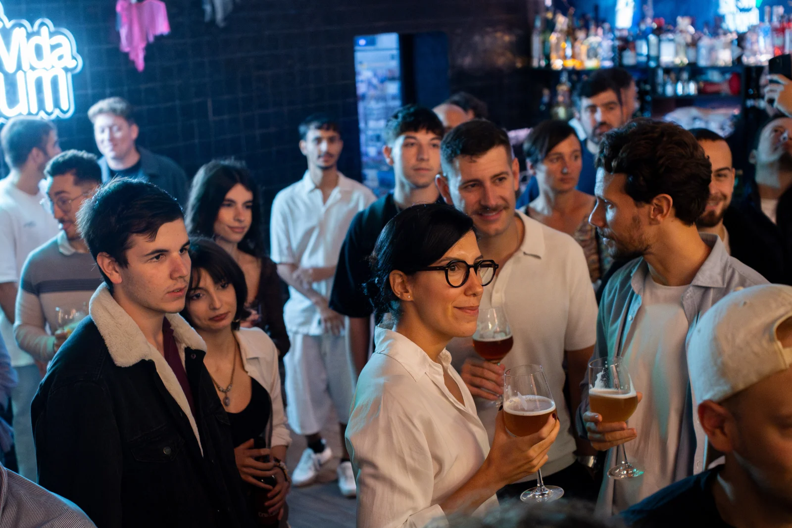 Asistentes al Terraceo de Málaga Tech, con una cerveza en la mano, escuchan una intervención