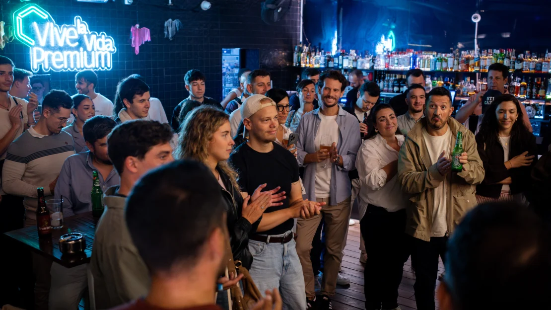 Asistentes al Terraceo de octubre de 2026 de Málaga Tech aplauden junto a la barra de La Terraza de San Juan